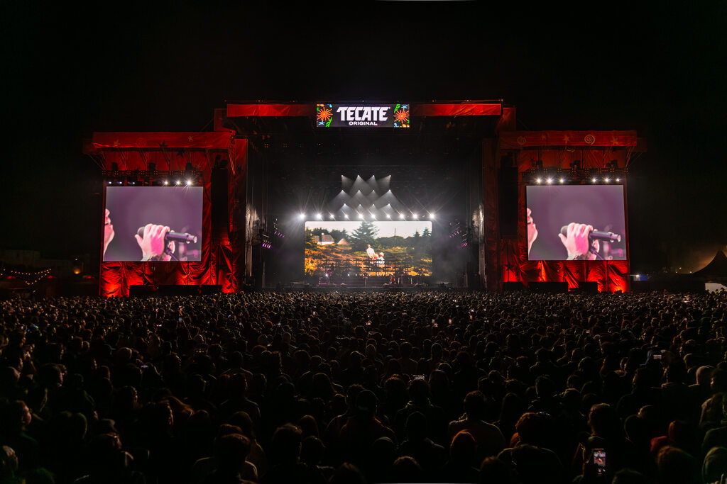Escenario Tecate Comuna con público frente al escenario principal