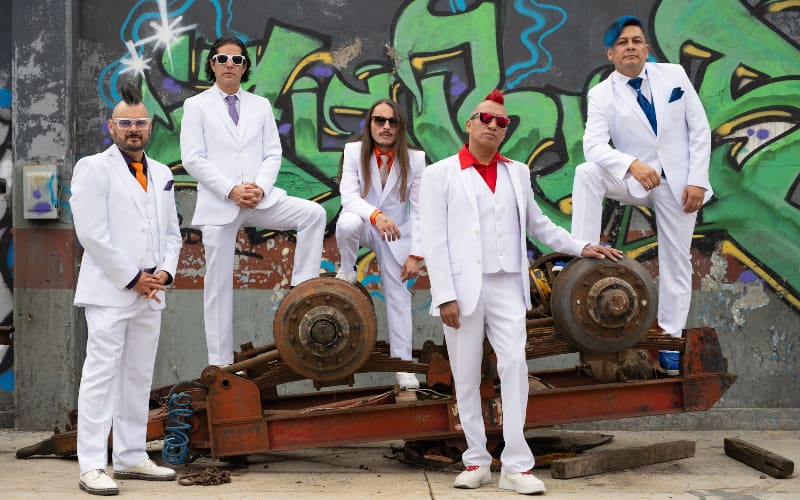Promotional photo of Los Estrambóticos