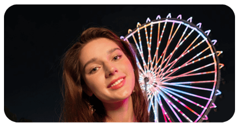 Mujer con una rueda de la fortuna